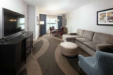 هتل Hilton Madison Monona Terrace