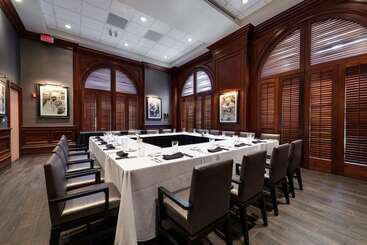 هتل Hilton Naples