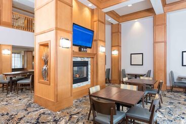 هتل Homewood Suites By Hilton Indianapolisairport/plainfield