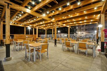 هتل Homewood Suites By Hilton Oakland Waterfront