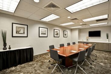 هتل Homewood Suites By Hilton Oakland Waterfront
