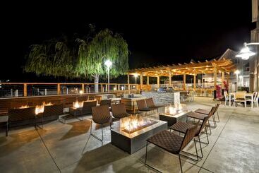 هتل Homewood Suites By Hilton Oakland Waterfront