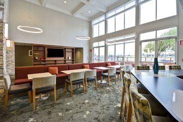 هتل Homewood Suites By Hilton Oakland Waterfront