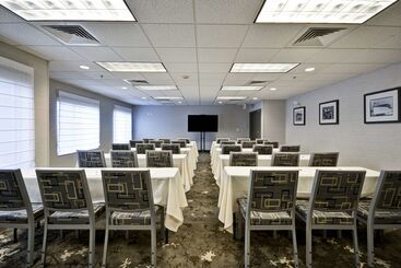 هتل Homewood Suites By Hilton Oakland Waterfront