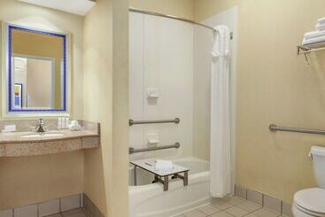 هتل Homewood Suites By Hilton Oakland Waterfront