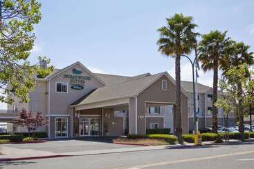 هتل Homewood Suites By Hilton Oakland Waterfront