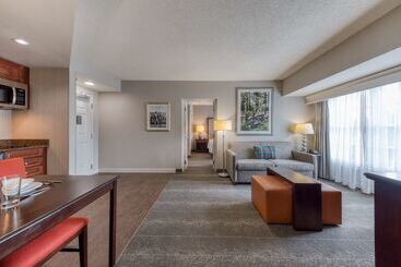 هتل Homewood Suites By Hilton Olmsted Village