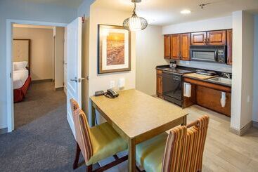 هتل Pensacola Suites
