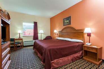 هتل Howard Johnson By Wyndham Airport
