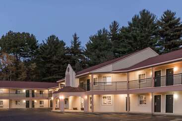 호텔 Howard Johnson By Wyndham Lenox