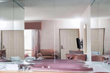 호텔 Howard Johnson By Wyndham Lenox