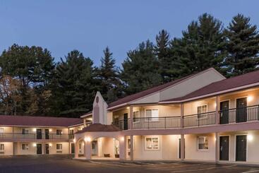 호텔 Howard Johnson By Wyndham Lenox
