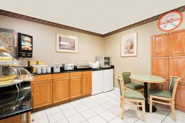 호텔 Howard Johnson By Wyndham Lenox
