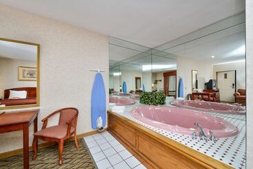 호텔 Howard Johnson By Wyndham Lenox