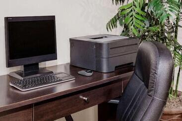 هتل Howard Johnson By Wyndham Scott Lafayette
