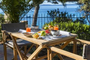 هتل Hôtel Le Bailli De Suffren