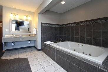 בית מלון כפרי New Victorian Inn & Suites Kearney