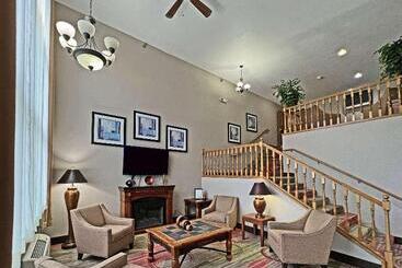 هتل Quality Inn Mitchell I 90