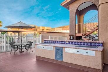 Howard Johnson By Wyndham St. George Hotel & Suites