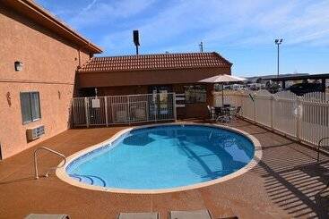 Howard Johnson By Wyndham St. George Hotel & Suites
