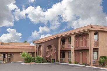 Howard Johnson By Wyndham St. George Hotel & Suites