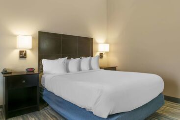 هتل Comfort Inn & Suites