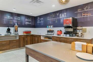 هتل Comfort Inn & Suites