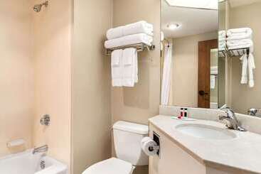 هتل Days Inn By Wyndham Fargo