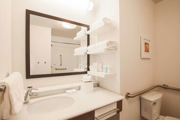 هتل Hampton Inn And Suites Camarillo