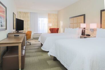 هتل Hampton Inn And Suites Camarillo