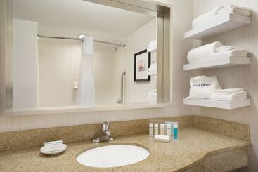 هتل Hampton Inn & Suites Newport/middletown