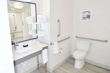 هتل Hampton Inn Auburn
