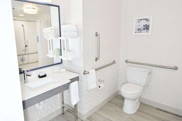 هتل Hampton Inn Auburn