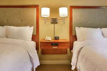 هتل Hampton Inn Charleston Daniel Island