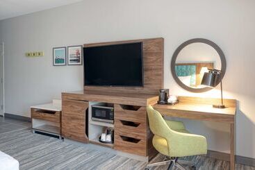 هتل Hampton Inn Cleveland Airport   Tiedeman Road