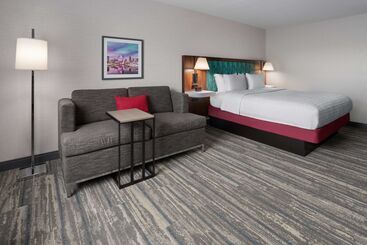 هتل Hampton Inn Cleveland Airport   Tiedeman Road