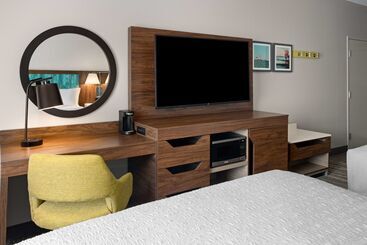 هتل Hampton Inn Cleveland Airport   Tiedeman Road