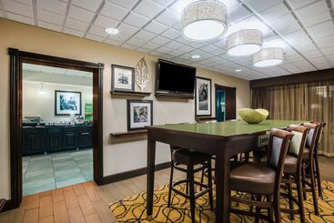 هتل Hampton Inn Cleveland Airport   Tiedeman Road