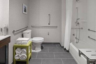 هتل Hampton Inn Cleveland Airport   Tiedeman Road