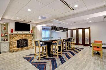 هتل Hampton Inn Cortland