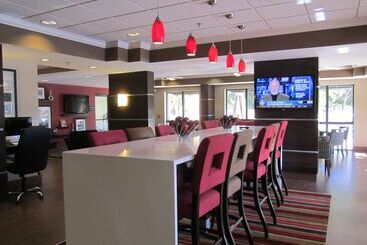 هتل Hampton Inn Fort Myers Airport & I 75