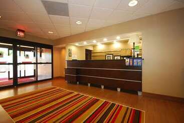 هتل Hampton Inn Fort Myers Airport & I 75