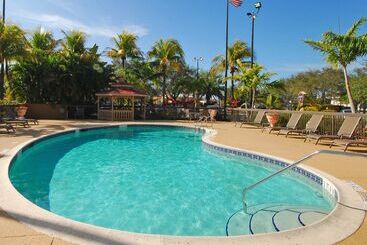 هتل Hampton Inn Fort Myers Airport & I 75