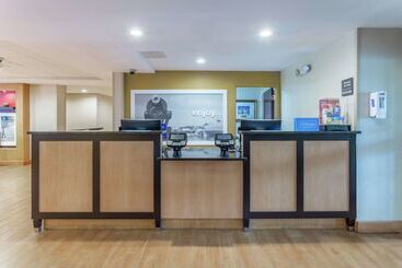 هتل Hampton Inn Groton