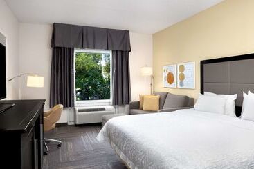 هتل Hampton Inn By Hilton Hallandale Beach Aventura