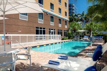هتل Hampton Inn By Hilton Hallandale Beach Aventura