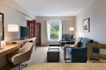 هتل Hampton Inn Long Island  Brookhaven