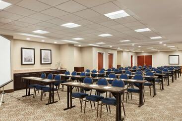 هتل Hampton Inn Long Island  Brookhaven