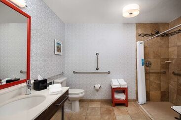 هتل Hampton Inn Medford