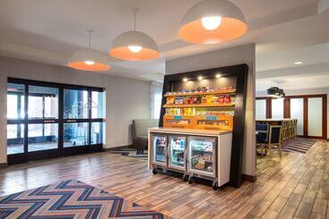 هتل Hampton Inn Medford
